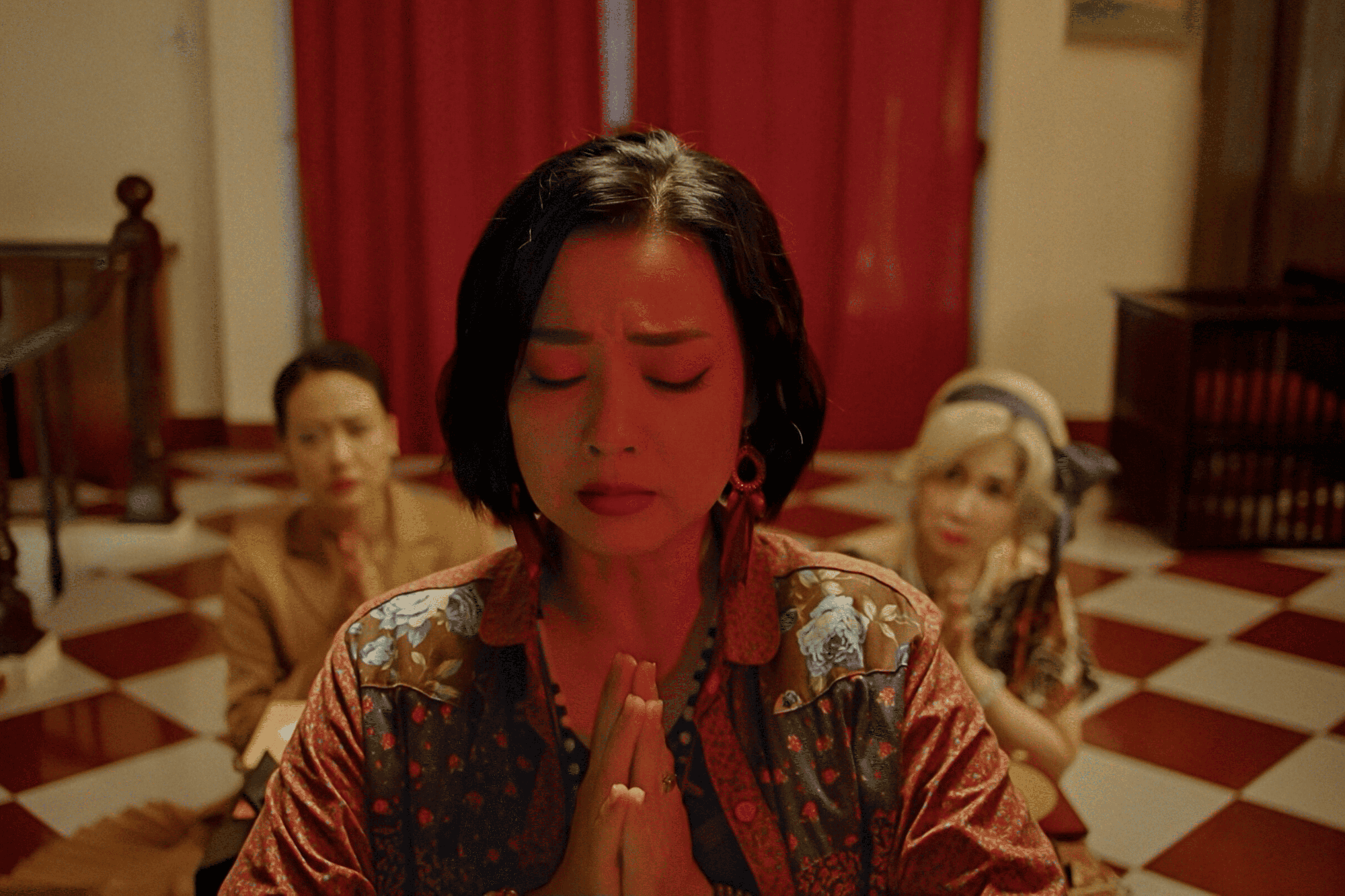 V&igrave; Mẹ Anh Ph&aacute;n Chia Tay: Phim ng&ocirc;n t&igrave;nh 3 xu hay đi&ecirc;n l&ecirc;n được, cặp ch&iacute;nh chemistry b&ugrave;ng nổ như y&ecirc;u thật- Ảnh 3.