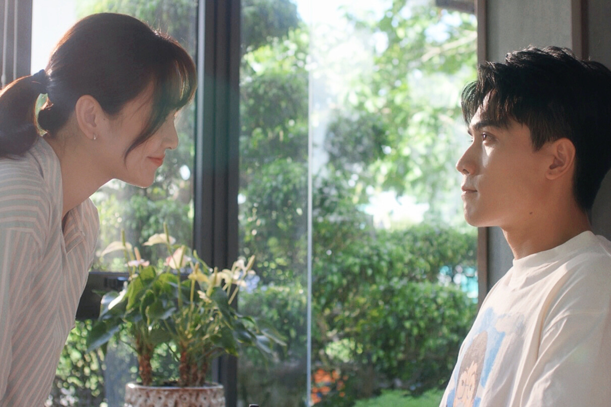 V&igrave; Mẹ Anh Ph&aacute;n Chia Tay: Phim ng&ocirc;n t&igrave;nh 3 xu hay đi&ecirc;n l&ecirc;n được, cặp ch&iacute;nh chemistry b&ugrave;ng nổ như y&ecirc;u thật- Ảnh 7.