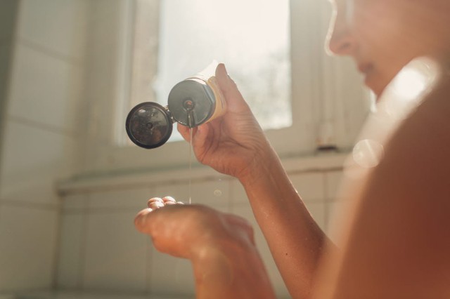 Gội đầu kh&ocirc;ng phải cứ xả nước 2 lần l&agrave; xong: Chuy&ecirc;n gia t&oacute;c chỉ ra 3 nguy&ecirc;n tắc &ldquo;gội đ&uacute;ng c&aacute;ch&rdquo;, nhiều người l&agrave;m sai n&ecirc;n c&agrave;ng hại t&oacute;c- Ảnh 2.