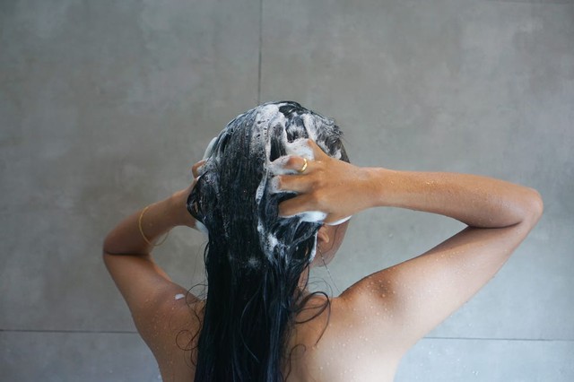 Gội đầu kh&ocirc;ng phải cứ xả nước 2 lần l&agrave; xong: Chuy&ecirc;n gia t&oacute;c chỉ ra 3 nguy&ecirc;n tắc &ldquo;gội đ&uacute;ng c&aacute;ch&rdquo;, nhiều người l&agrave;m sai n&ecirc;n c&agrave;ng hại t&oacute;c- Ảnh 1.