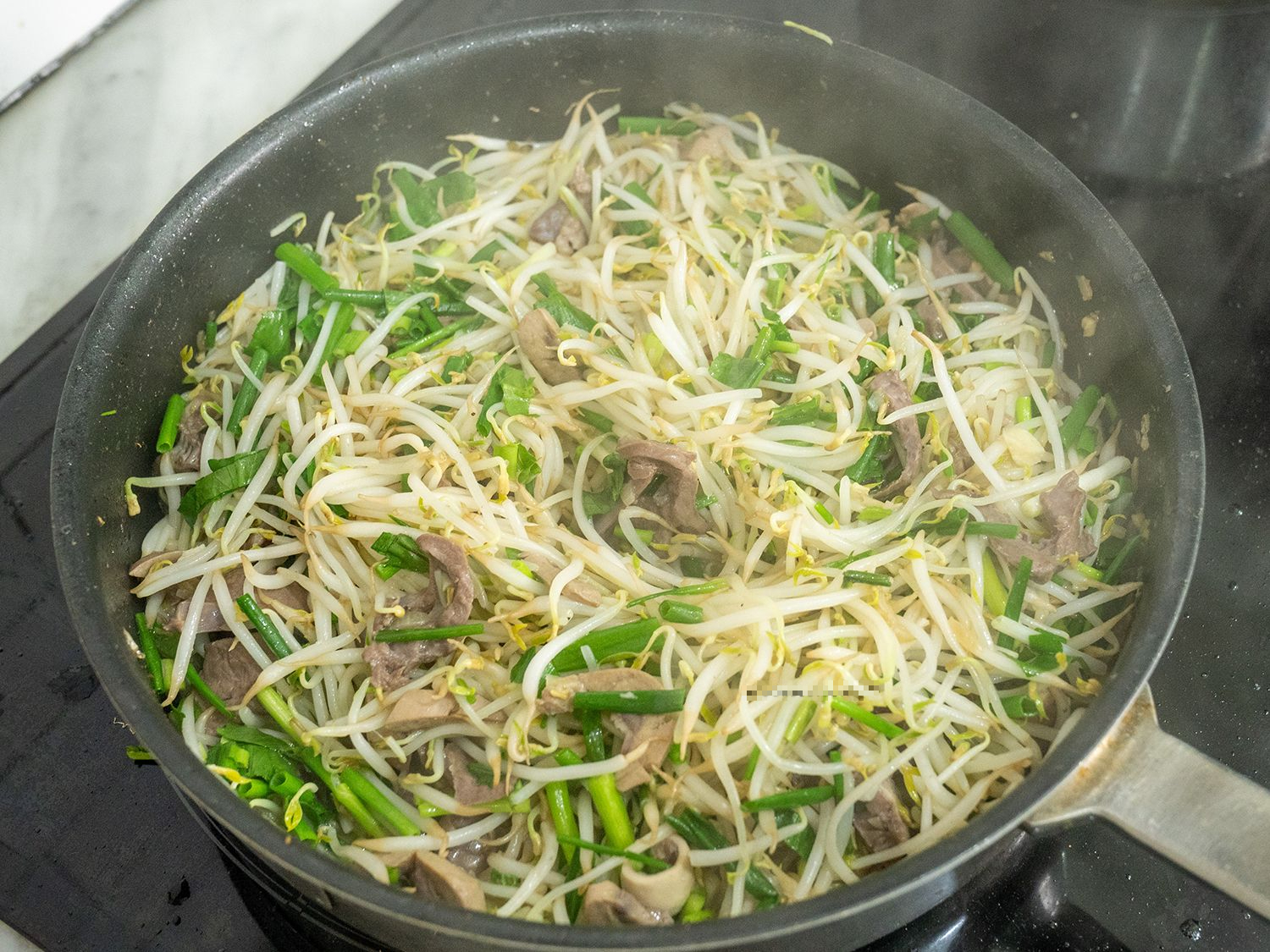 510 tấn gi&aacute; đỗ "ngậm" chất độc 6-Benzylaminopurine chờ tuồn ra chợ đầu mối: Chuy&ecirc;n gia cảnh b&aacute;o t&aacute;c hại v&agrave; c&aacute;ch chọn gi&aacute; đỗ "sạch"- Ảnh 3.