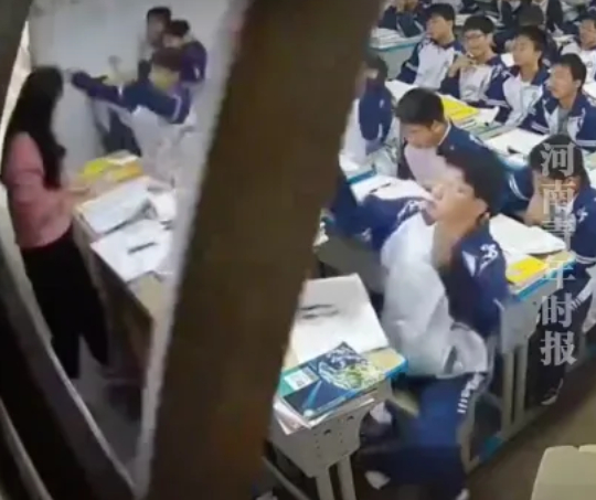 Tấm bảng đen bất ngờ đổ ụp xuống lưng c&ocirc; gi&aacute;o, phản ứng v&ocirc; thức của 2 nam sinh C&Aacute; BIỆT khiến c&ocirc; gi&aacute;o 4 năm sau vẫn kh&oacute;c!- Ảnh 1.