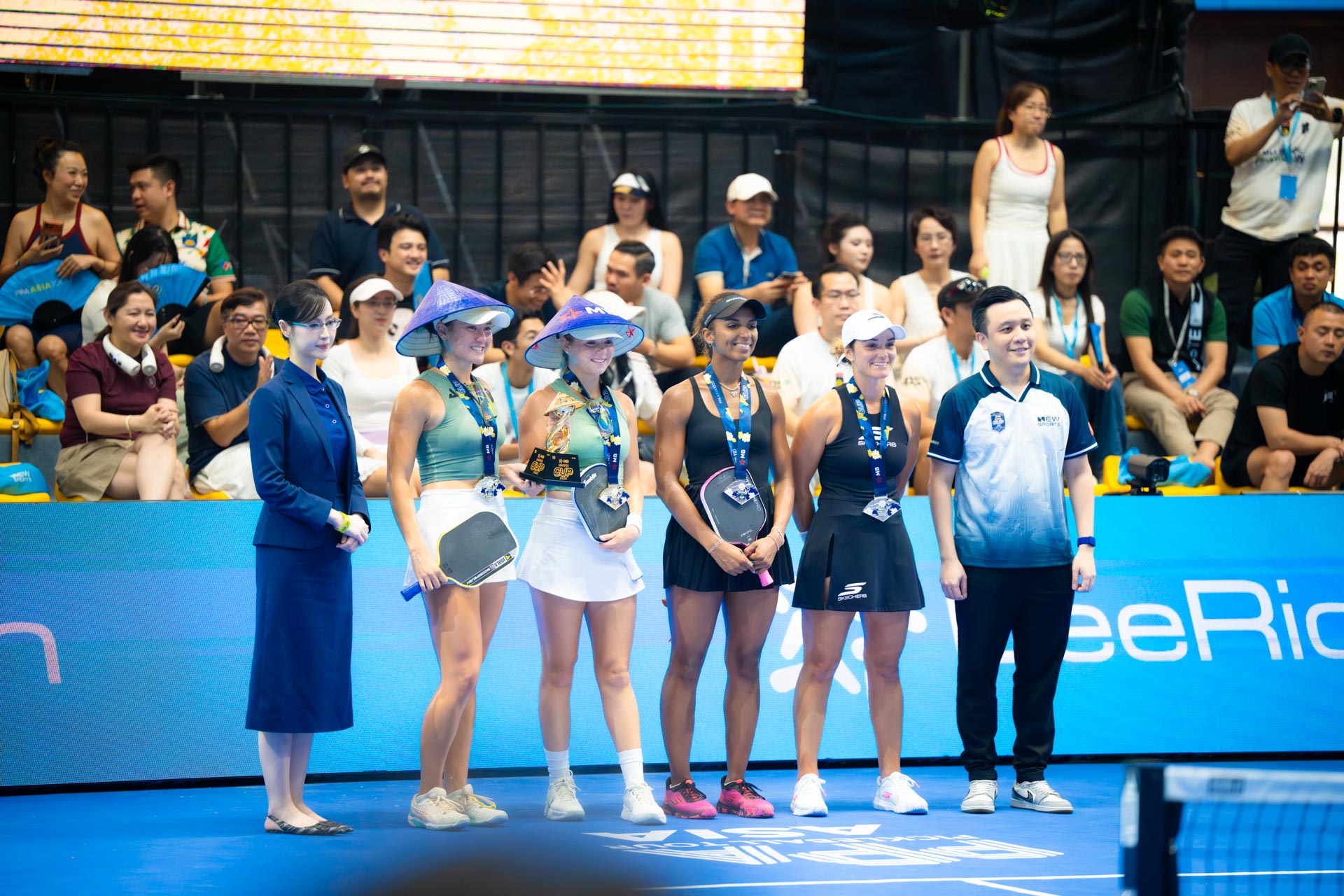 Đẳng cấp kh&ocirc;ng thể b&agrave;n c&atilde;i: "Thu Thuỷ - &Aacute;nh Dương" Anna Leigh Water - Anna Bright v&ocirc; địch PPA Hanoi, đội n&oacute;n l&aacute; cực y&ecirc;u- Ảnh 6.