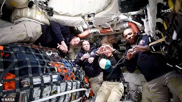 NASA tiết lộ cảnh báo ngay khi Artemis II vừa vượt “điểm không thể quay đầu” trong hành trình tới Mặt Trăng- Ảnh 1. NASA tiết lộ cảnh báo ngay khi Artemis II vừa vượt “điểm không thể quay đầu” trong hành trình tới Mặt Trăng- Ảnh 1.