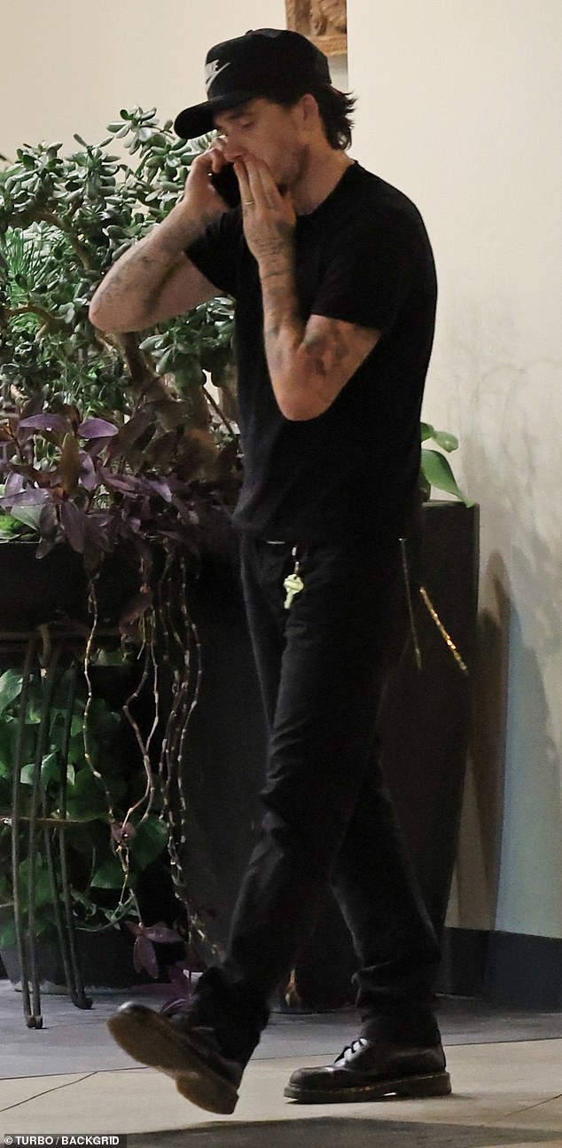 Brooklyn Beckham lộ vẻ căng thẳng sau khi vợ tỷ phú Nicola Peltz "đá xéo" Victoria Beckham- Ảnh 3. Brooklyn Beckham lộ vẻ căng thẳng sau khi vợ tỷ phú Nicola Peltz "đá xéo" Victoria Beckham- Ảnh 3.