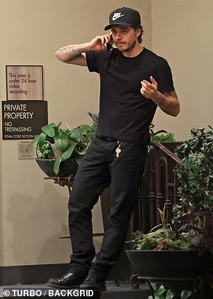 Brooklyn Beckham lộ vẻ căng thẳng sau khi vợ tỷ phú Nicola Peltz "đá xéo" Victoria Beckham- Ảnh 2. Brooklyn Beckham lộ vẻ căng thẳng sau khi vợ tỷ phú Nicola Peltz "đá xéo" Victoria Beckham- Ảnh 2.