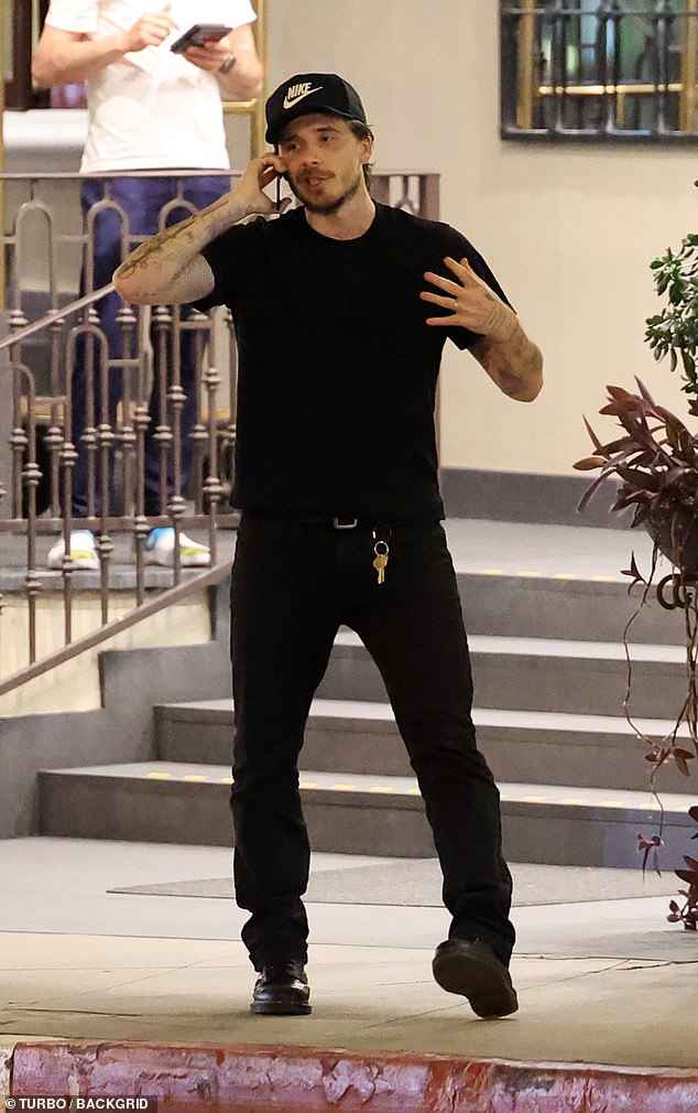 Brooklyn Beckham lộ vẻ căng thẳng sau khi vợ tỷ phú Nicola Peltz "đá xéo" Victoria Beckham- Ảnh 1. Brooklyn Beckham lộ vẻ căng thẳng sau khi vợ tỷ phú Nicola Peltz "đá xéo" Victoria Beckham- Ảnh 1.