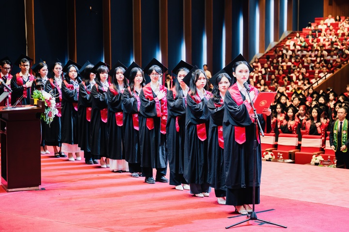Hơn 1.260 sinh vi&ecirc;n Đại học Ngoại thương tốt nghiệp, 30% đạt loại xuất sắc- Ảnh 1.