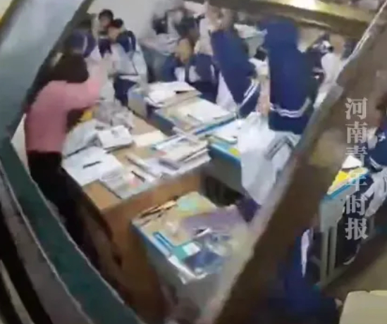 Tấm bảng đen bất ngờ đổ ụp xuống lưng c&ocirc; gi&aacute;o, phản ứng v&ocirc; thức của 2 nam sinh C&Aacute; BIỆT khiến c&ocirc; gi&aacute;o 4 năm sau vẫn kh&oacute;c!- Ảnh 2.