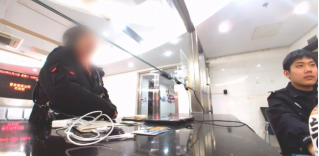 Nhận cuộc gọi gi&uacute;p hủy t&agrave;i khoản bảo hiểm thừa, cụ b&agrave; để lộ th&ocirc;ng tin 5 thẻ ng&acirc;n h&agrave;ng, 7,6 tỷ đồng su&yacute;t mất trong 1 đ&ecirc;m- Ảnh 2.