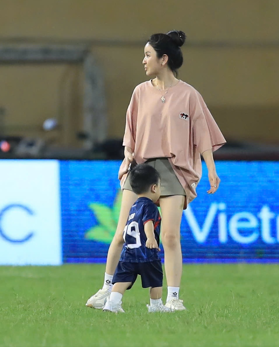 Quang Hải chấn thương đau đớn ôm mặt rời sân- Ảnh 5. Quang Hải chấn thương đau đớn ôm mặt rời sân- Ảnh 5.