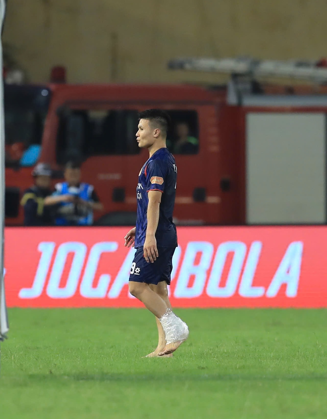 Quang Hải chấn thương đau đớn ôm mặt rời sân- Ảnh 8. Quang Hải chấn thương đau đớn ôm mặt rời sân- Ảnh 8.