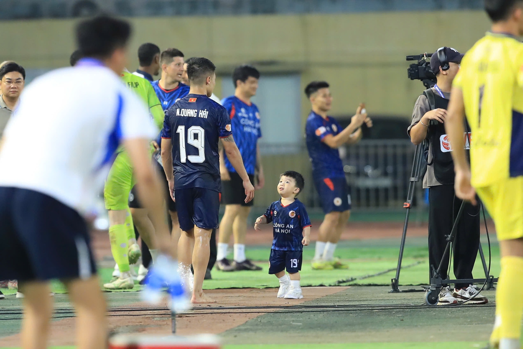 Quang Hải chấn thương đau đớn ôm mặt rời sân- Ảnh 6. Quang Hải chấn thương đau đớn ôm mặt rời sân- Ảnh 6.