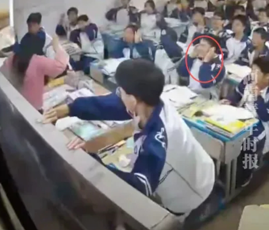 Tấm bảng đen bất ngờ đổ ụp xuống lưng c&ocirc; gi&aacute;o, phản ứng v&ocirc; thức của 2 nam sinh C&Aacute; BIỆT khiến c&ocirc; gi&aacute;o 4 năm sau vẫn kh&oacute;c!- Ảnh 4.