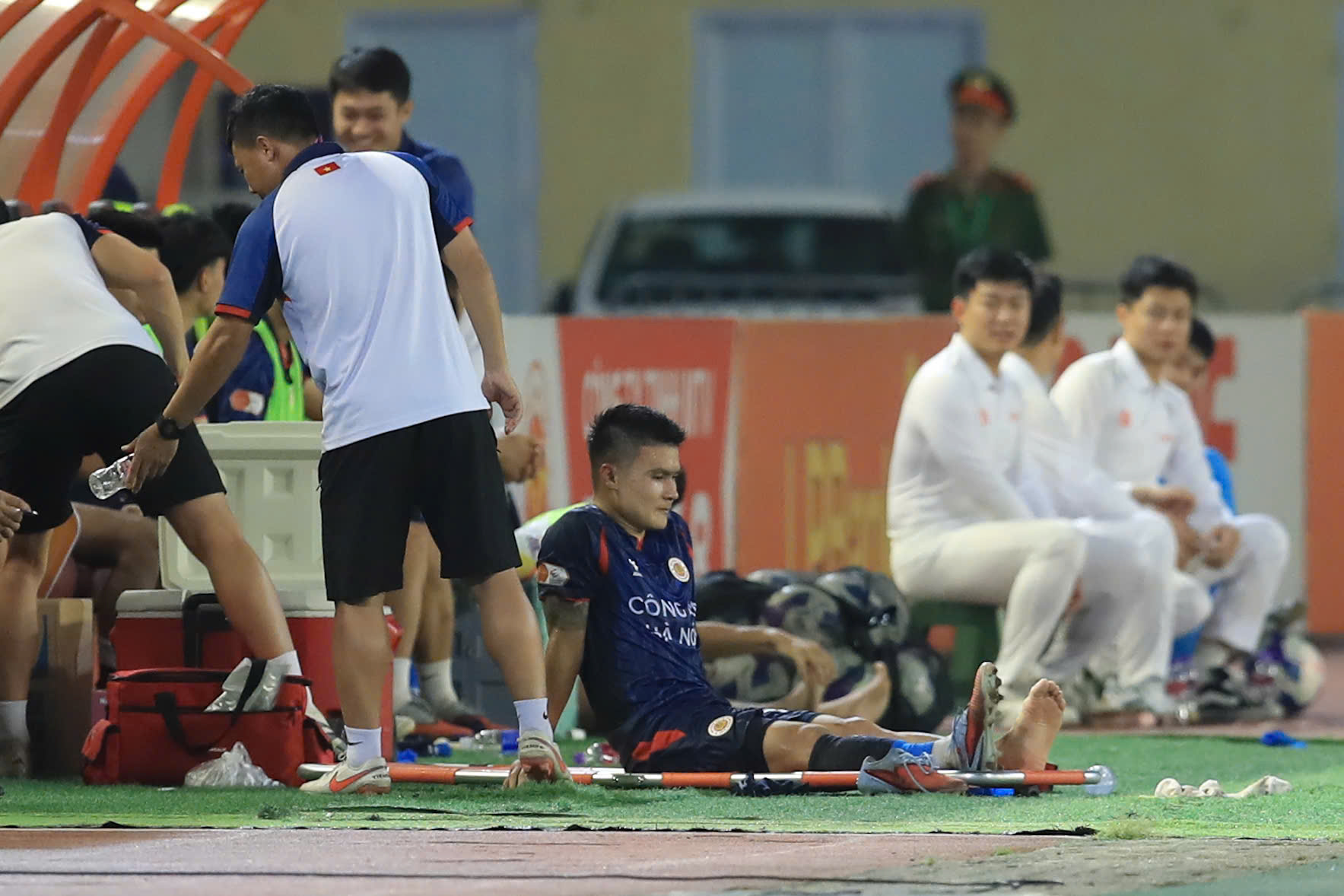 Quang Hải chấn thương đau đớn ôm mặt rời sân- Ảnh 4. Quang Hải chấn thương đau đớn ôm mặt rời sân- Ảnh 4.