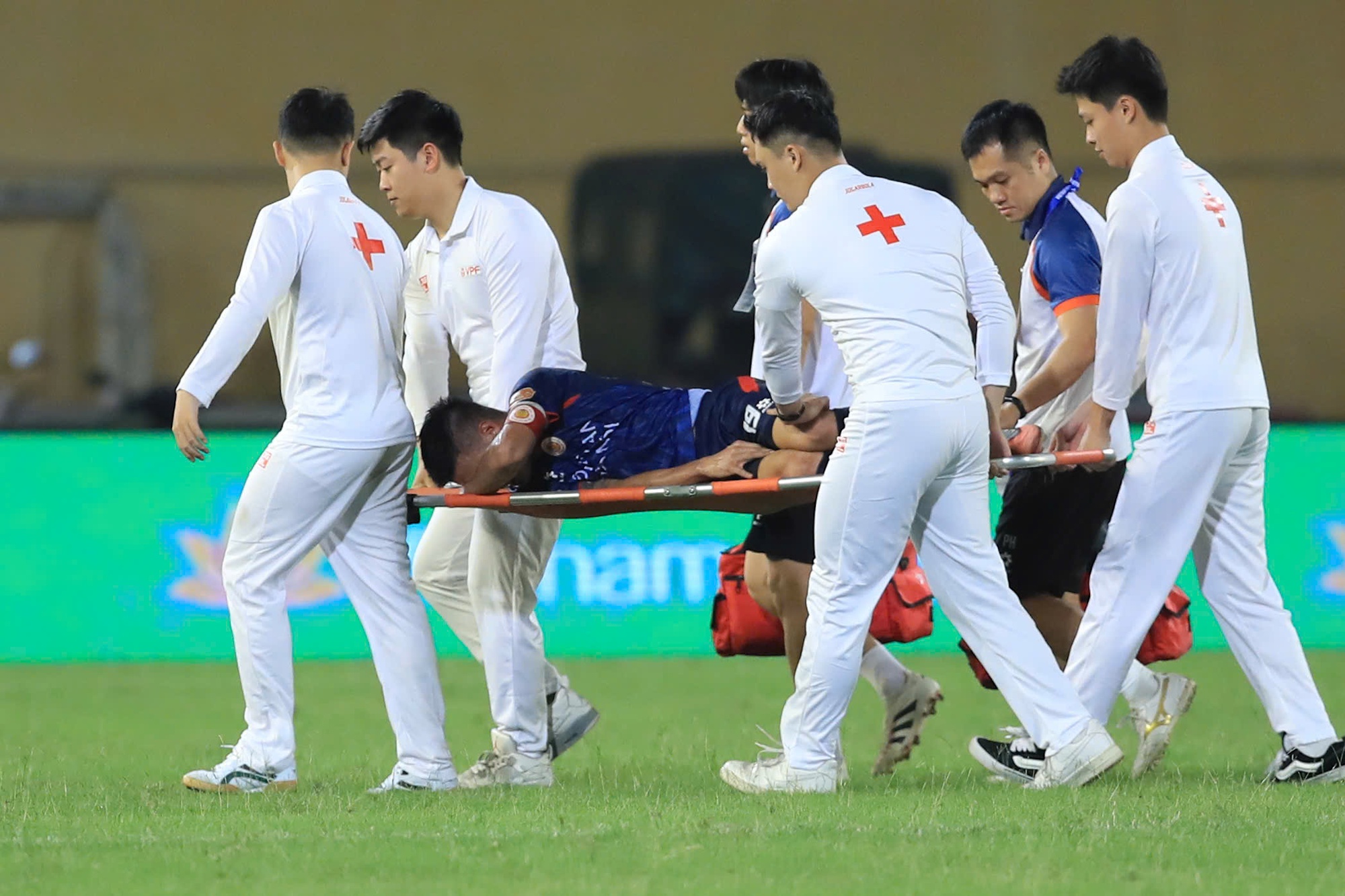 Quang Hải chấn thương đau đớn ôm mặt rời sân- Ảnh 2. Quang Hải chấn thương đau đớn ôm mặt rời sân- Ảnh 2.