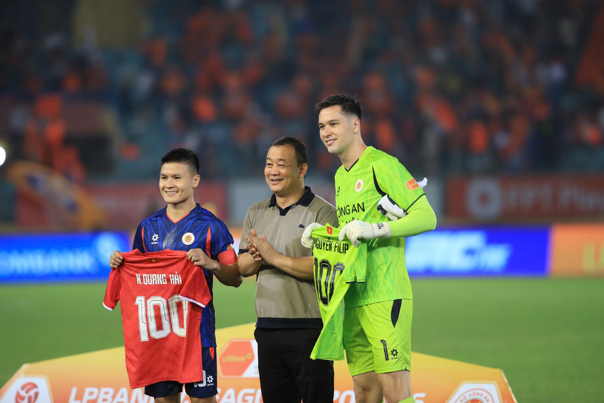 Quang Hải chấn thương đau đớn ôm mặt rời sân- Ảnh 1. Quang Hải chấn thương đau đớn ôm mặt rời sân- Ảnh 1.