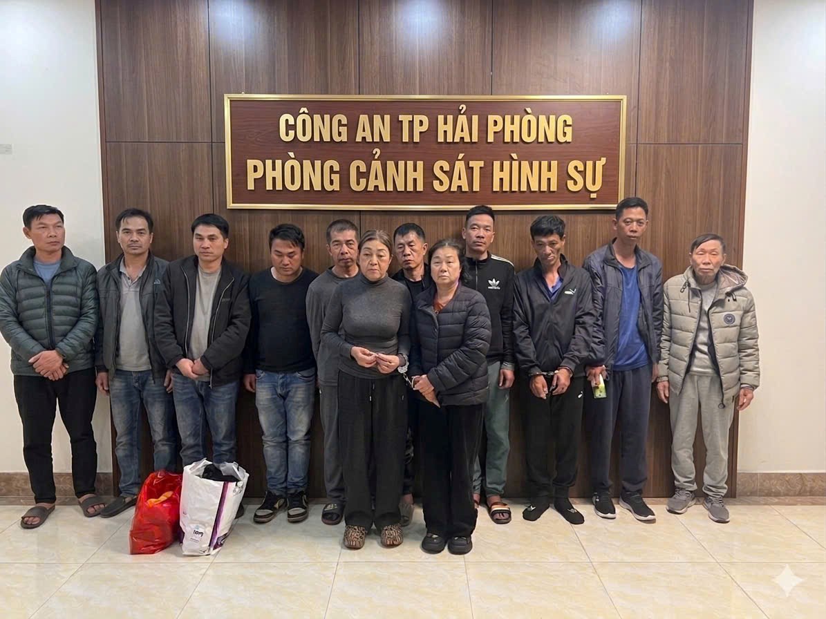 Hơn 10 tổ công tác đặc biệt đồng loạt ra quân khám xét, bắt 'bà trùm' vũ khí Phạm Thị Trúc Quỳnh SN 1969- Ảnh 4. Hơn 10 tổ công tác đặc biệt đồng loạt ra quân khám xét, bắt 'bà trùm' vũ khí Phạm Thị Trúc Quỳnh SN 1969- Ảnh 4.