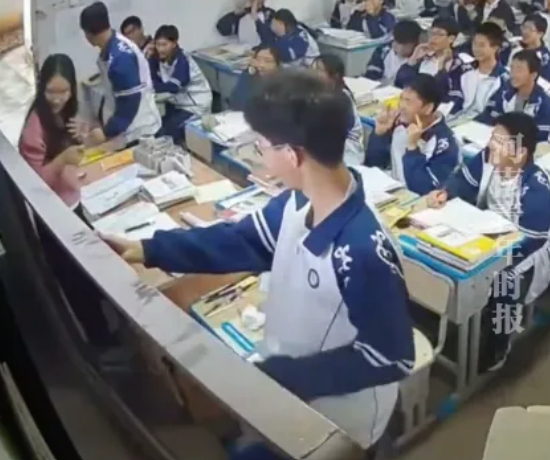 Tấm bảng đen bất ngờ đổ ụp xuống lưng c&ocirc; gi&aacute;o, phản ứng v&ocirc; thức của 2 nam sinh C&Aacute; BIỆT khiến c&ocirc; gi&aacute;o 4 năm sau vẫn kh&oacute;c!- Ảnh 3.