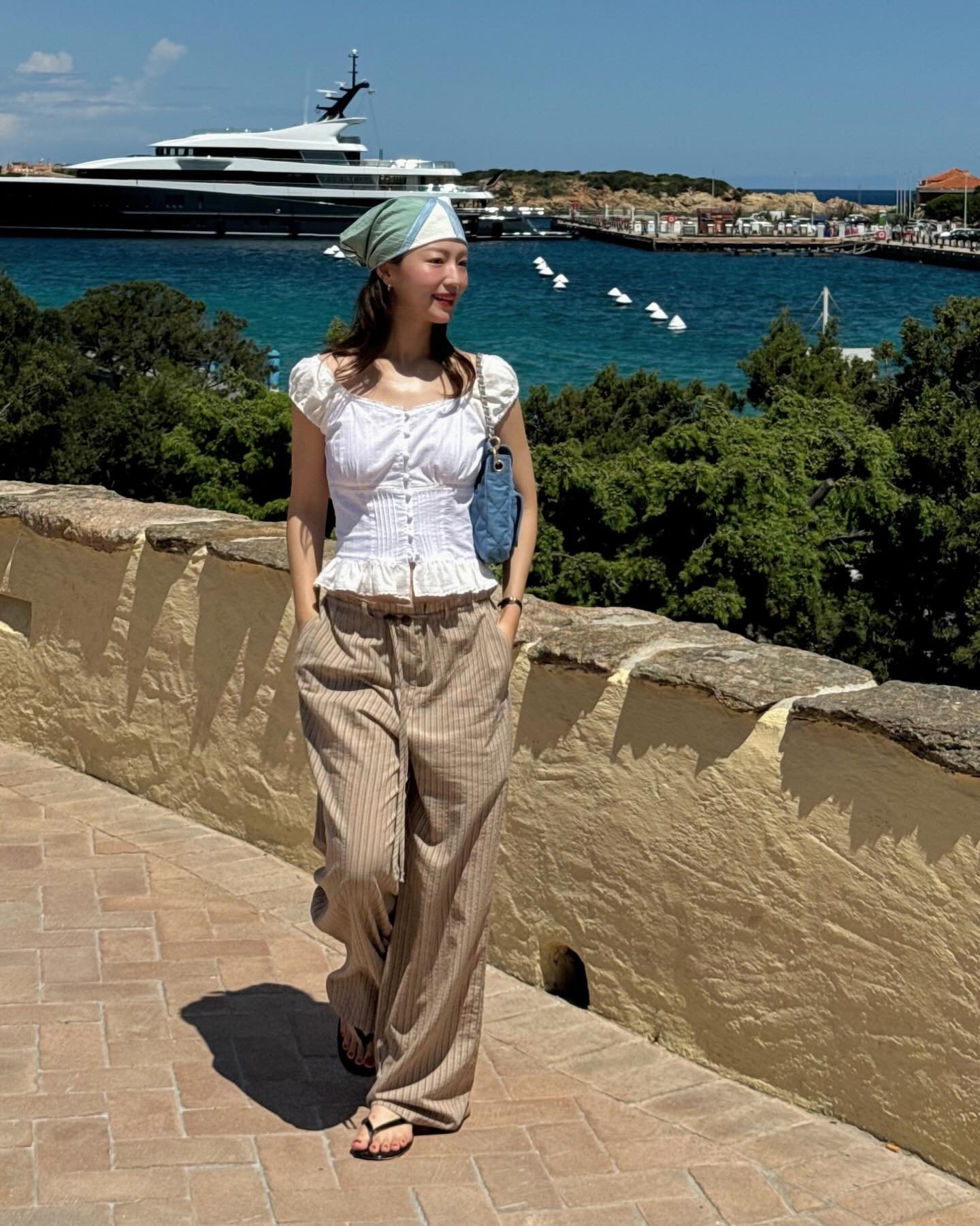 4 c&aacute;ch diện quần ống rộng khi đi du lịch, l&ecirc;n h&igrave;nh sống ảo cực đẹp- Ảnh 9.