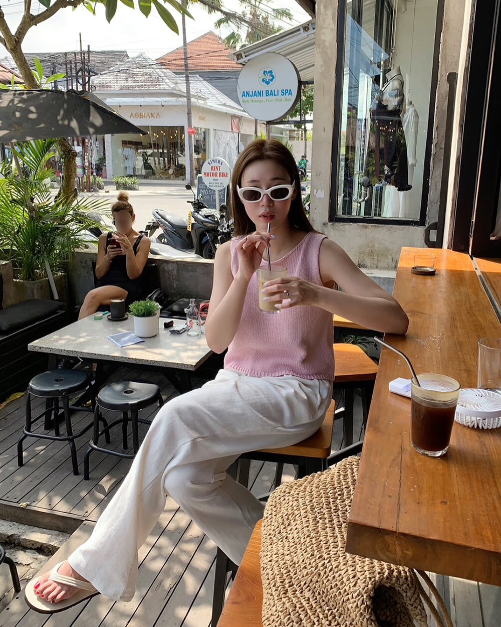 4 c&aacute;ch diện quần ống rộng khi đi du lịch, l&ecirc;n h&igrave;nh sống ảo cực đẹp- Ảnh 2.