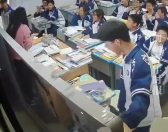 Tấm bảng đen bất ngờ đổ ụp xuống lưng c&ocirc; gi&aacute;o, phản ứng v&ocirc; thức của 2 nam sinh C&Aacute; BIỆT khiến c&ocirc; gi&aacute;o 4 năm sau vẫn kh&oacute;c!- Ảnh 5.