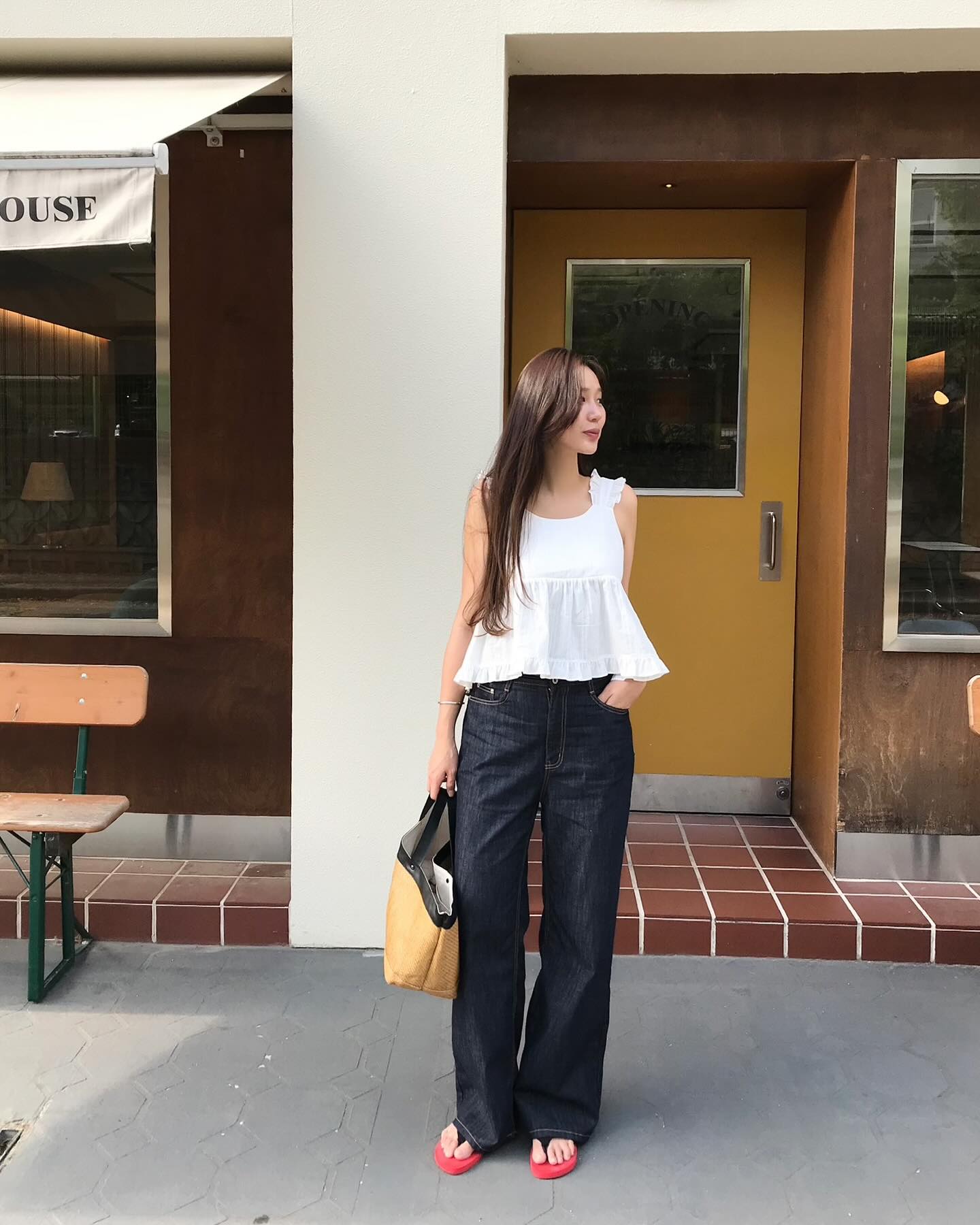 4 c&aacute;ch diện quần ống rộng khi đi du lịch, l&ecirc;n h&igrave;nh sống ảo cực đẹp- Ảnh 10.