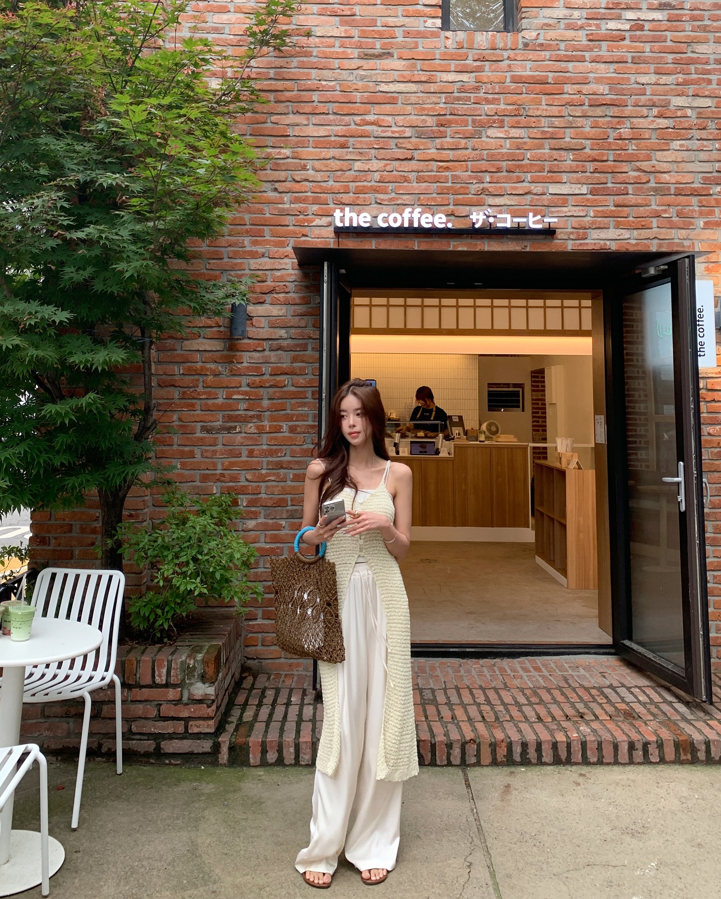 4 c&aacute;ch diện quần ống rộng khi đi du lịch, l&ecirc;n h&igrave;nh sống ảo cực đẹp- Ảnh 4.