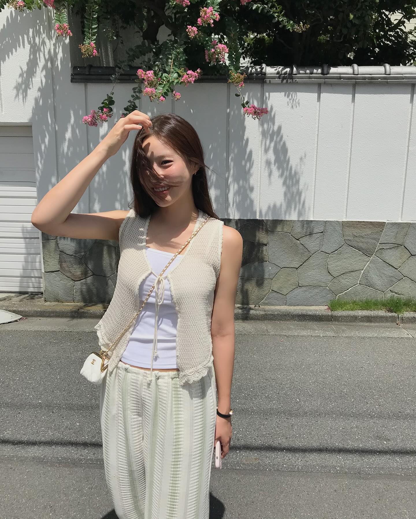 4 c&aacute;ch diện quần ống rộng khi đi du lịch, l&ecirc;n h&igrave;nh sống ảo cực đẹp- Ảnh 1.