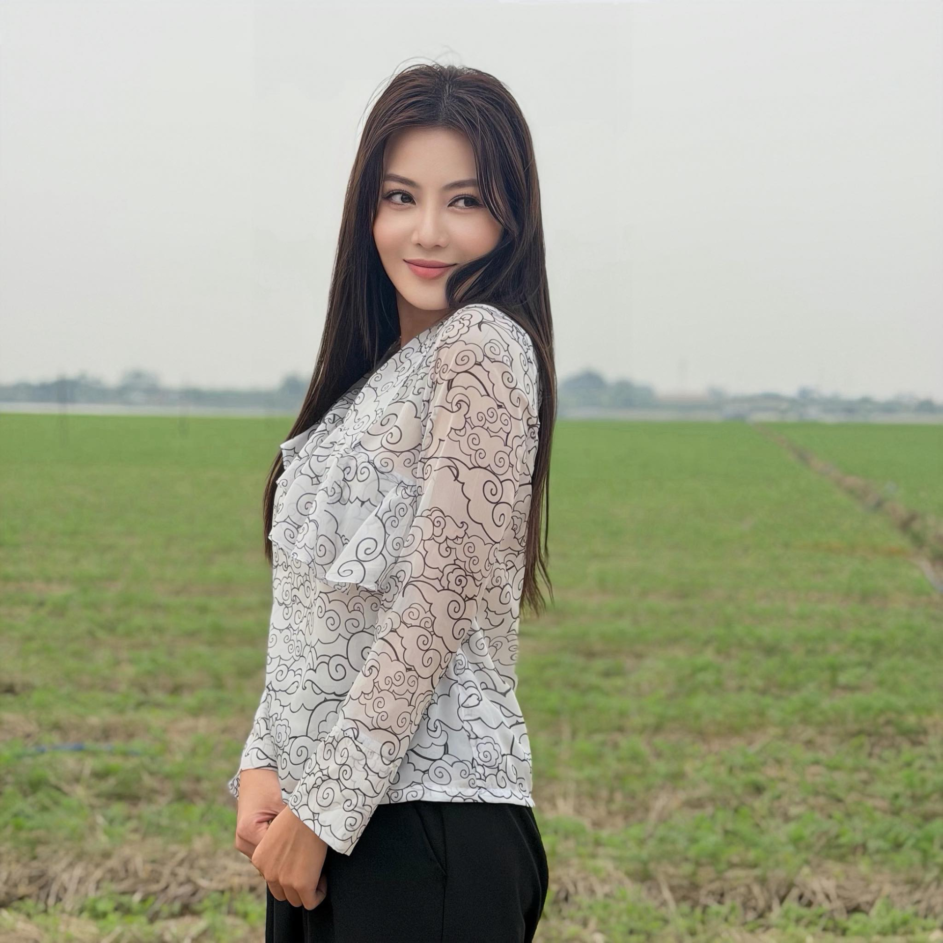 Mẹ đơn th&acirc;n l&agrave; &aacute; hậu, mỹ nh&acirc;n phim giờ v&agrave;ng: Ng&agrave;y c&agrave;ng gợi cảm sau ly h&ocirc;n, vừa l&ecirc;n chức gi&aacute;m đốc- Ảnh 2.