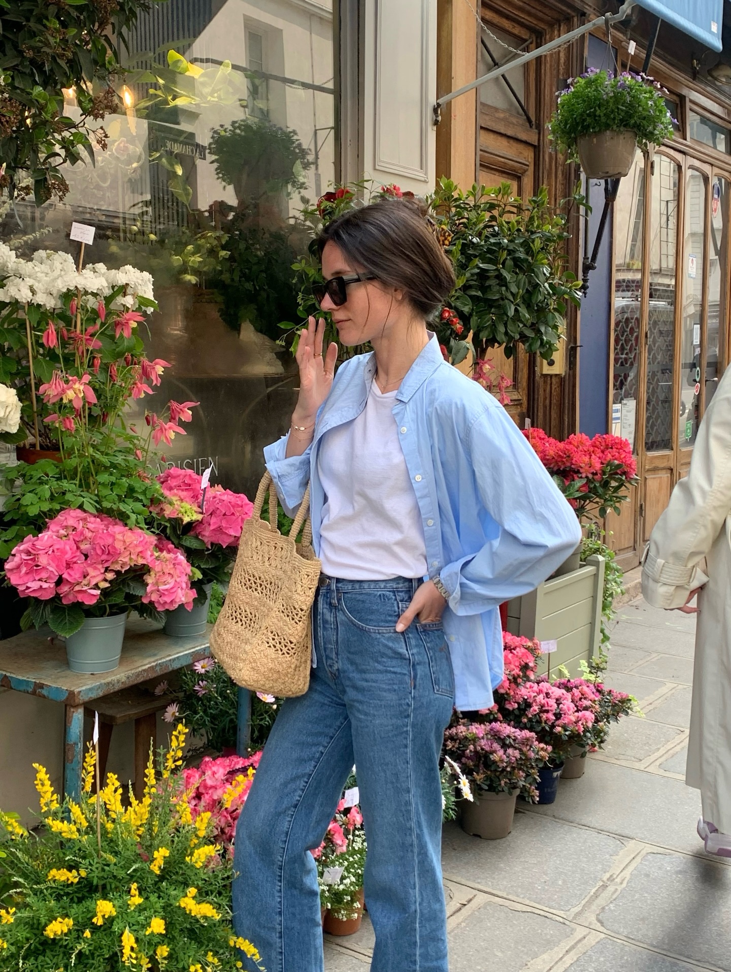 5 c&aacute;ch mặc quần jeans trong m&ugrave;a h&egrave; của phụ nữ Ph&aacute;p- Ảnh 7.