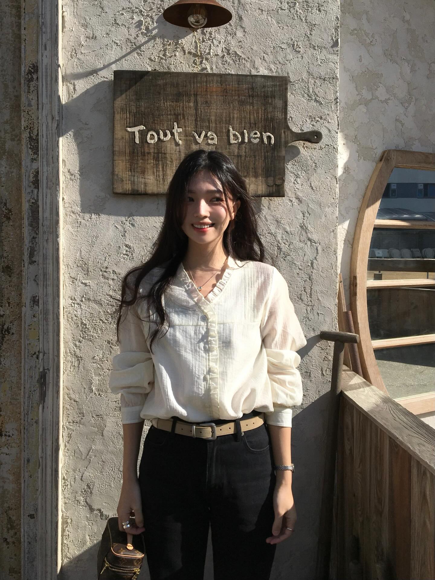 5 mẫu &aacute;o blouse t&ocirc;n d&aacute;ng tốt nhất, cứ mặc l&ecirc;n l&agrave; auto cao r&aacute;o v&agrave; thon thả- Ảnh 10.