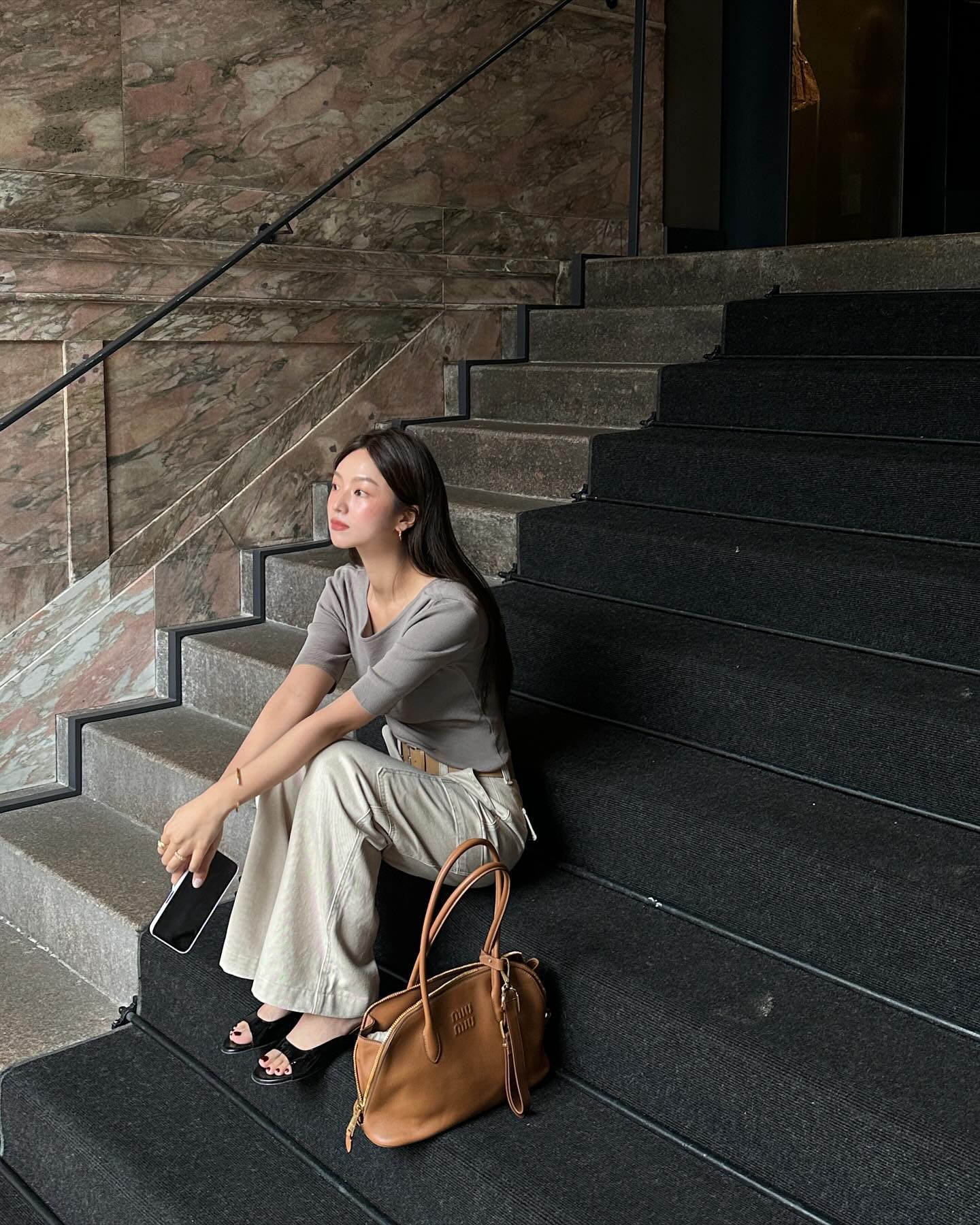 4 c&aacute;ch diện quần ống rộng khi đi du lịch, l&ecirc;n h&igrave;nh sống ảo cực đẹp- Ảnh 7.