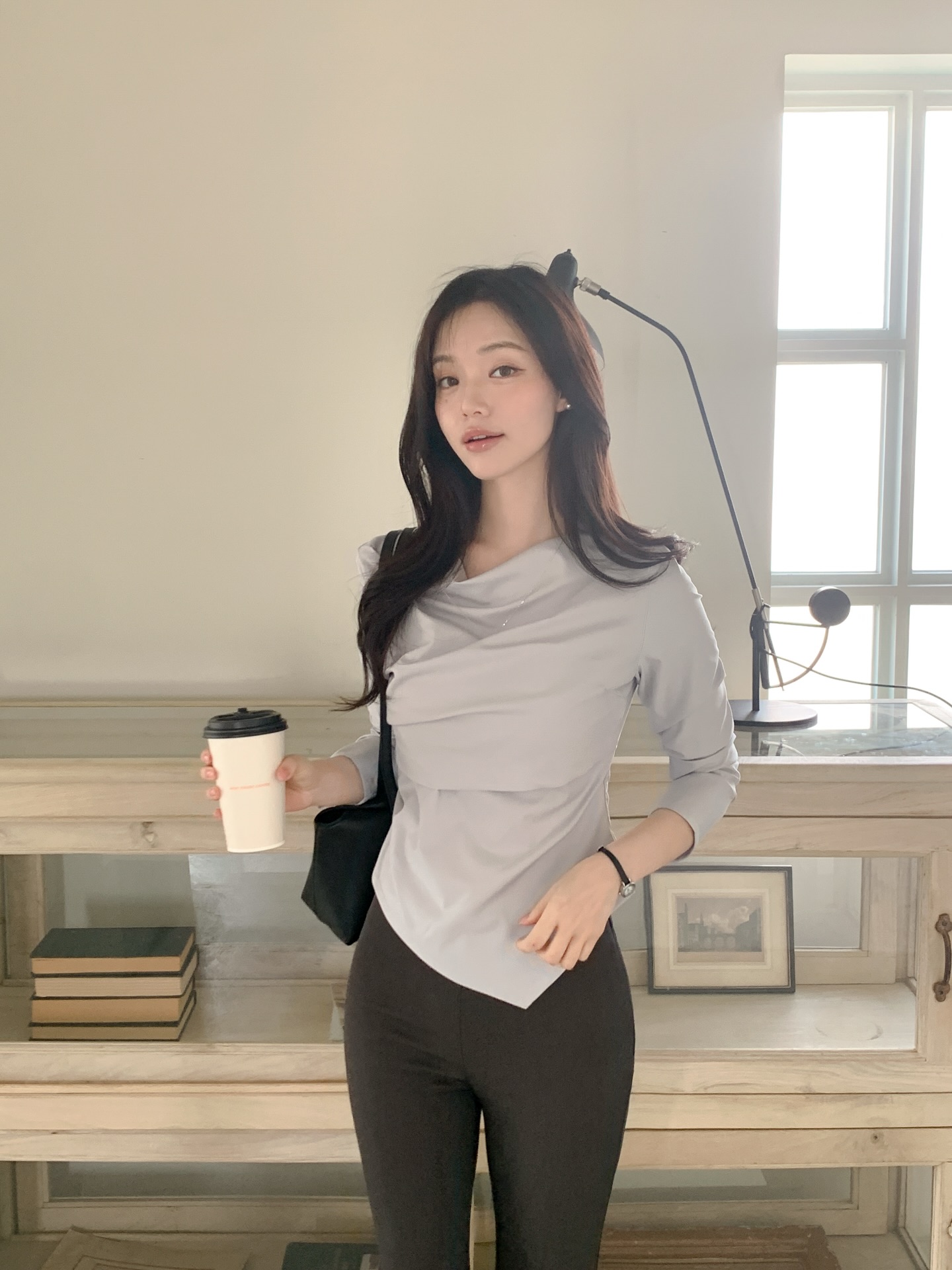 5 mẫu &aacute;o blouse t&ocirc;n d&aacute;ng tốt nhất, cứ mặc l&ecirc;n l&agrave; auto cao r&aacute;o v&agrave; thon thả- Ảnh 2.