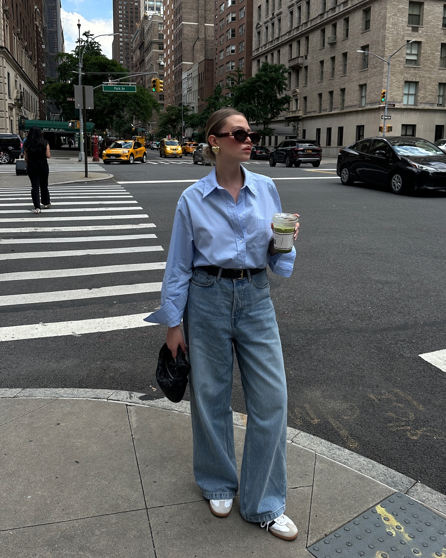 5 c&aacute;ch mặc quần jeans trong m&ugrave;a h&egrave; của phụ nữ Ph&aacute;p- Ảnh 6.