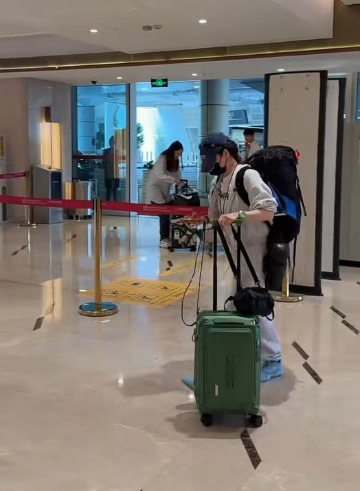 Qu&yacute; tử thứ 2 nh&agrave; Tạ Đ&igrave;nh Phong: Mới 15 tuổi đ&atilde; th&agrave;nh mỹ nam, soi đến th&agrave;nh t&iacute;ch c&agrave;ng cho&aacute;ng v&aacute;ng!- Ảnh 1.