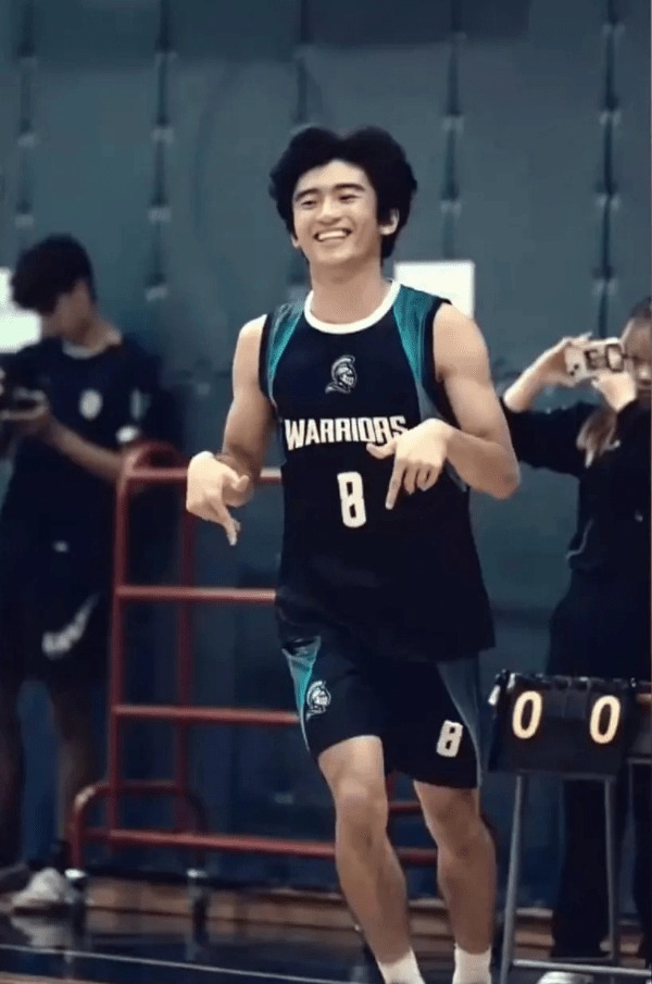 Qu&yacute; tử thứ 2 nh&agrave; Tạ Đ&igrave;nh Phong: Mới 15 tuổi đ&atilde; th&agrave;nh mỹ nam, soi đến th&agrave;nh t&iacute;ch c&agrave;ng cho&aacute;ng v&aacute;ng!- Ảnh 4.