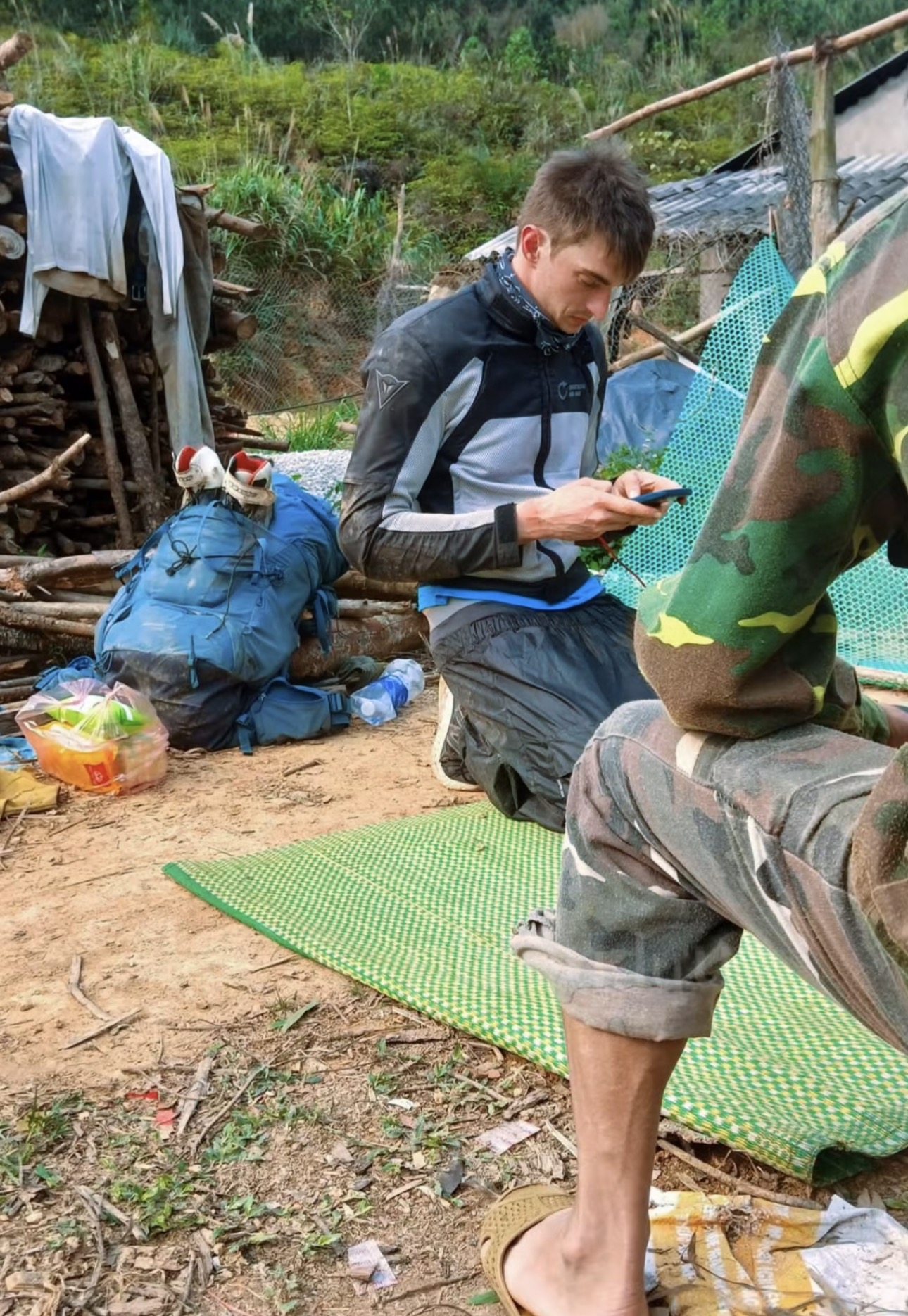 Kh&aacute;ch T&acirc;y đi lạc ng&atilde; xuống vực ở Lạng Sơn, mắc kẹt 1 đ&ecirc;m, cảnh tượng s&aacute;ng h&ocirc;m sau khiến người d&acirc;n e d&egrave;- Ảnh 2.