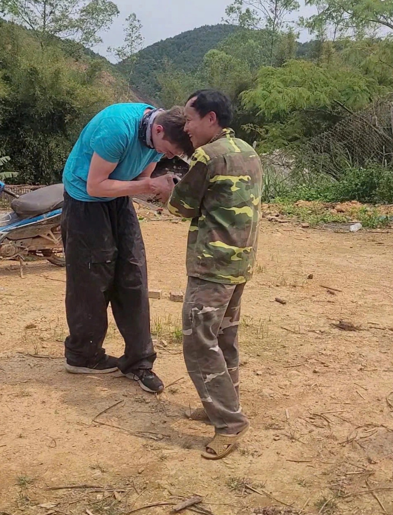 Kh&aacute;ch T&acirc;y đi lạc ng&atilde; xuống vực ở Lạng Sơn, mắc kẹt 1 đ&ecirc;m, cảnh tượng s&aacute;ng h&ocirc;m sau khiến người d&acirc;n e d&egrave;- Ảnh 4.