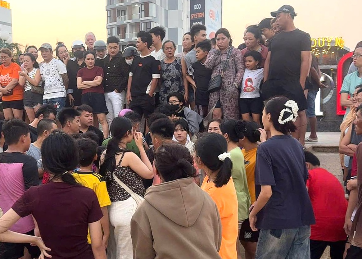 Rủ nhau đi tắm biển, 2 nam sinh bị nước cuốn, 1 em mất t&iacute;ch- Ảnh 1.