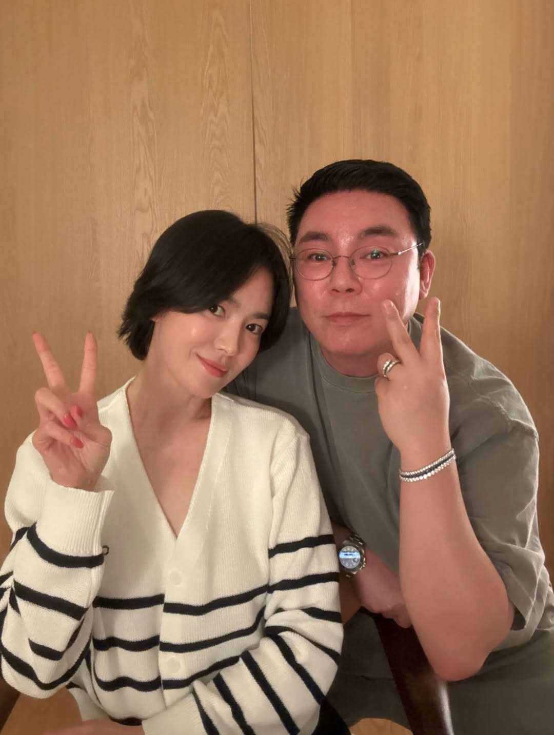 Song Hye Kyo th&acirc;n mật b&ecirc;n người đ&agrave;n &ocirc;ng đặc biệt, c&ograve;n li&ecirc;n quan tới Song Joong Ki mới kh&eacute;t lẹt- Ảnh 1.