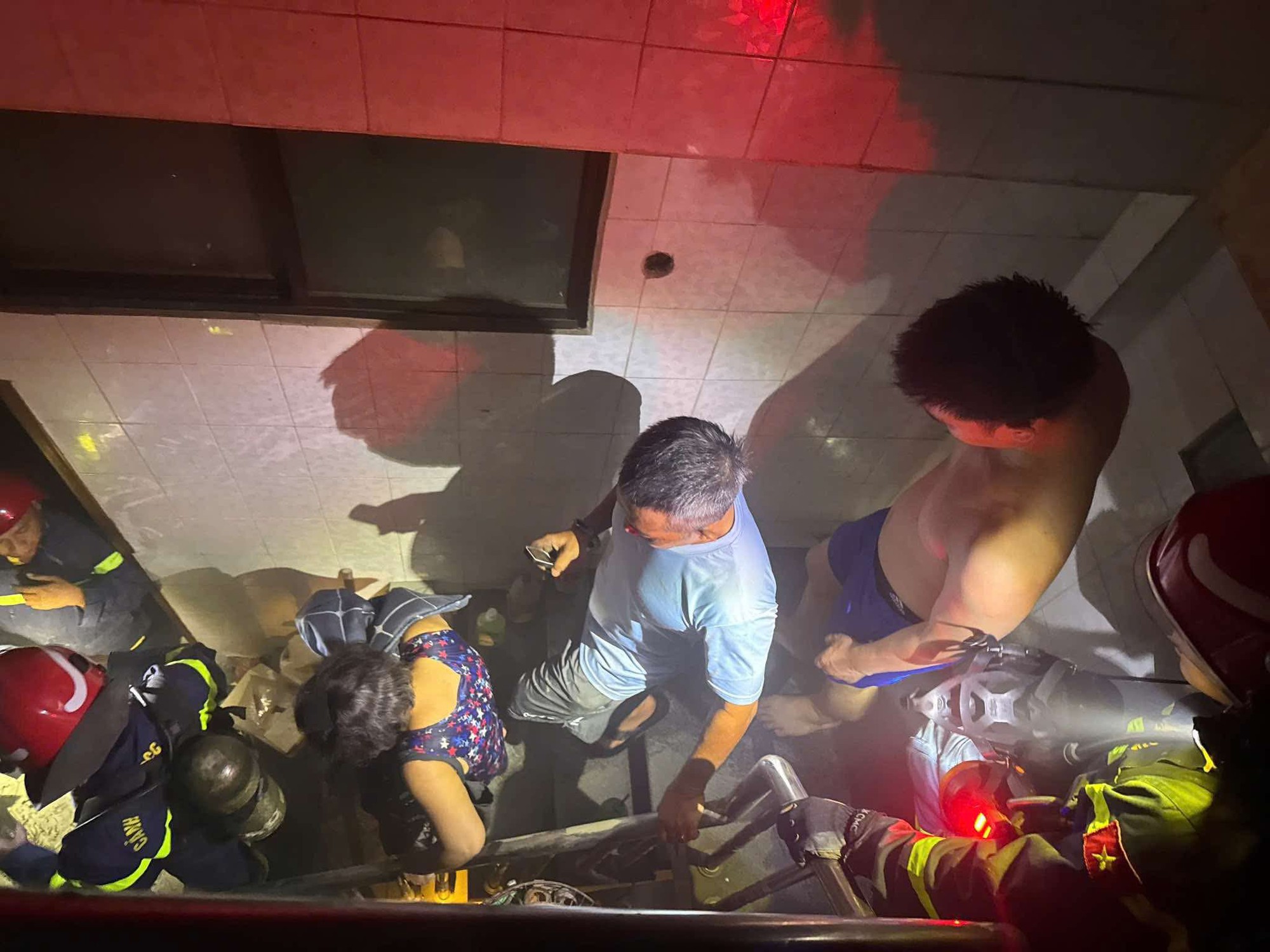 Cháy nhà 6 tầng ở TP.HCM- Ảnh 2. Cháy nhà 6 tầng ở TP.HCM- Ảnh 2.