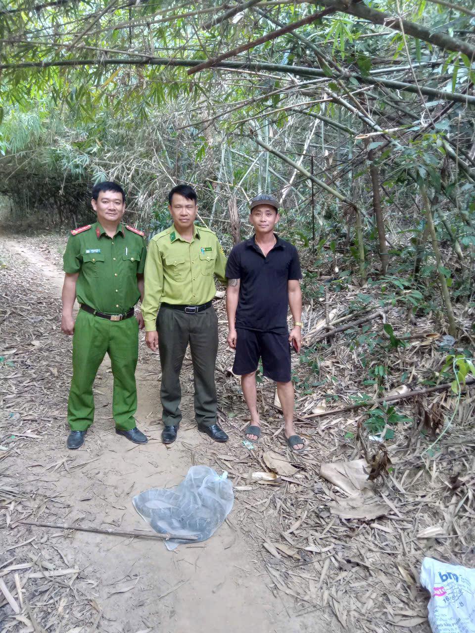 Anh nông dân SN 1990 hốt hoảng bắt gặp 'vị khách' chứa chất kịch độc trong vườn: Công an lập tức xuất hiện gây ngỡ ngàng- Ảnh 2. Anh nông dân SN 1990 hốt hoảng bắt gặp 'vị khách' chứa chất kịch độc trong vườn: Công an lập tức xuất hiện gây ngỡ ngàng- Ảnh 2.