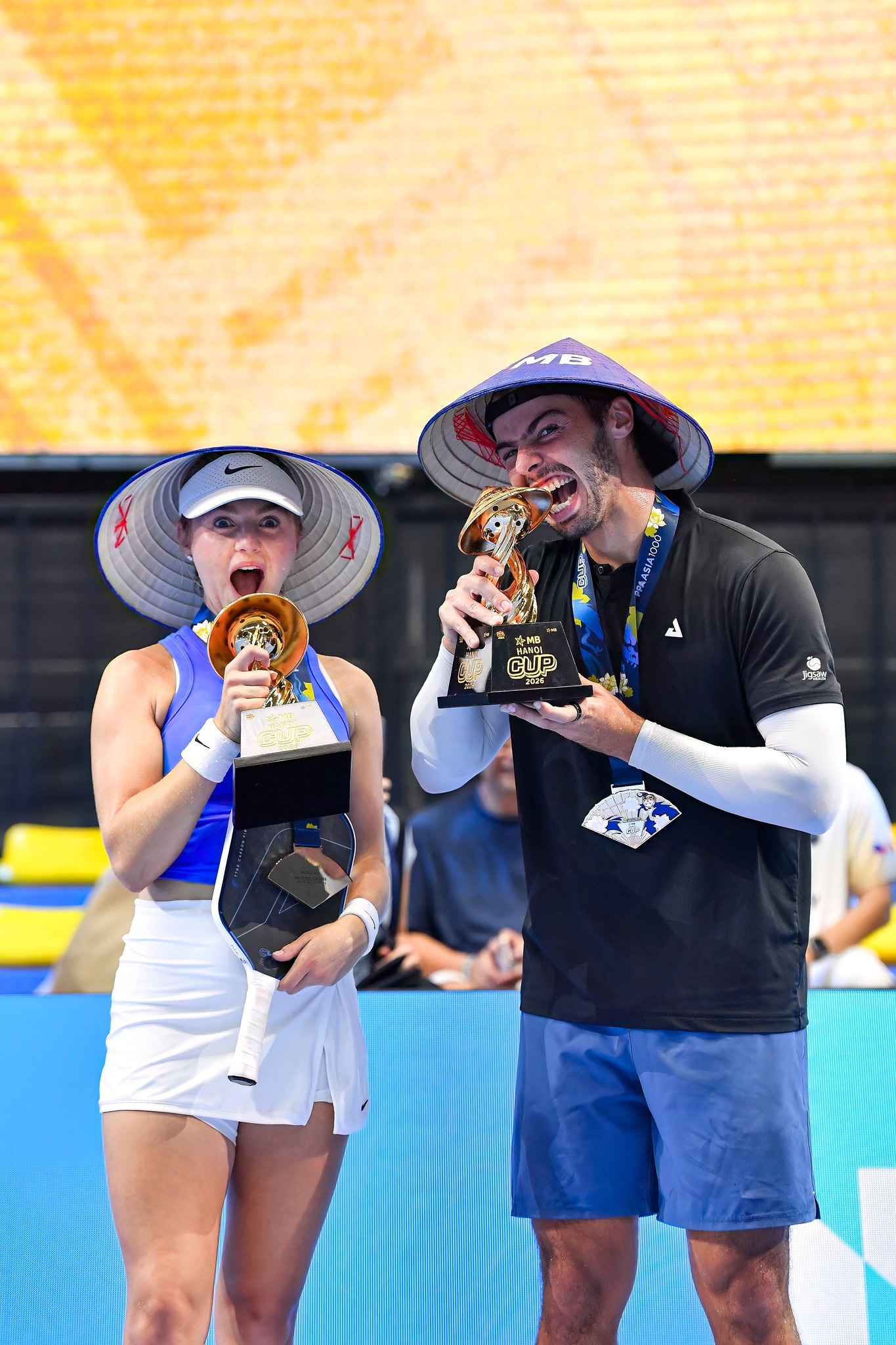 "Goat" v&agrave; "nữ ho&agrave;ng" pickleball thế giới cắn thử c&uacute;p v&agrave;ng PPA Hanoi cực y&ecirc;u, fan Việt xếp h&agrave;ng d&agrave;i bất tận chờ gặp huyền thoại Ben Johns- Ảnh 1.