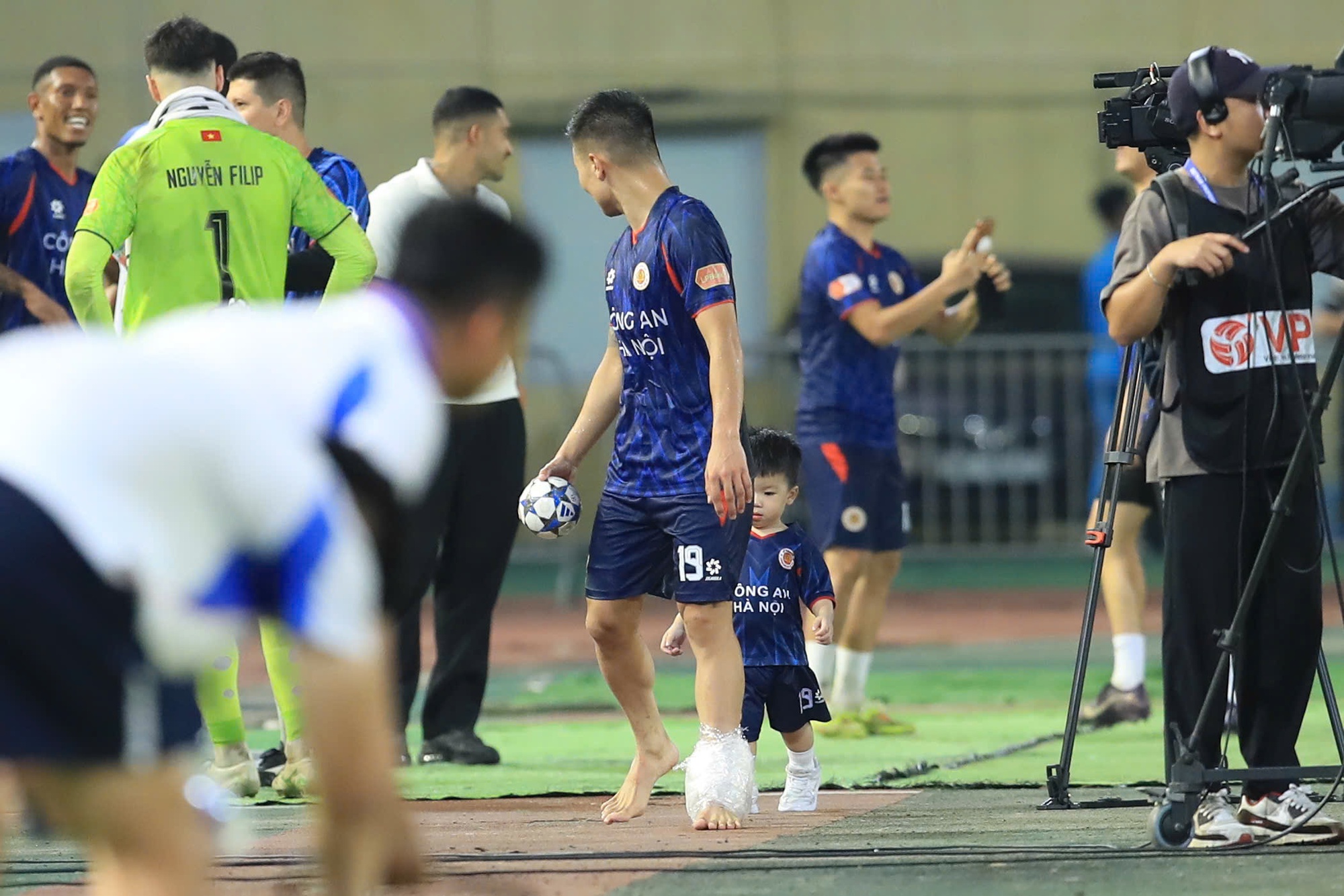 Quang Hải chấn thương đau đớn ôm mặt rời sân- Ảnh 7. Quang Hải chấn thương đau đớn ôm mặt rời sân- Ảnh 7.