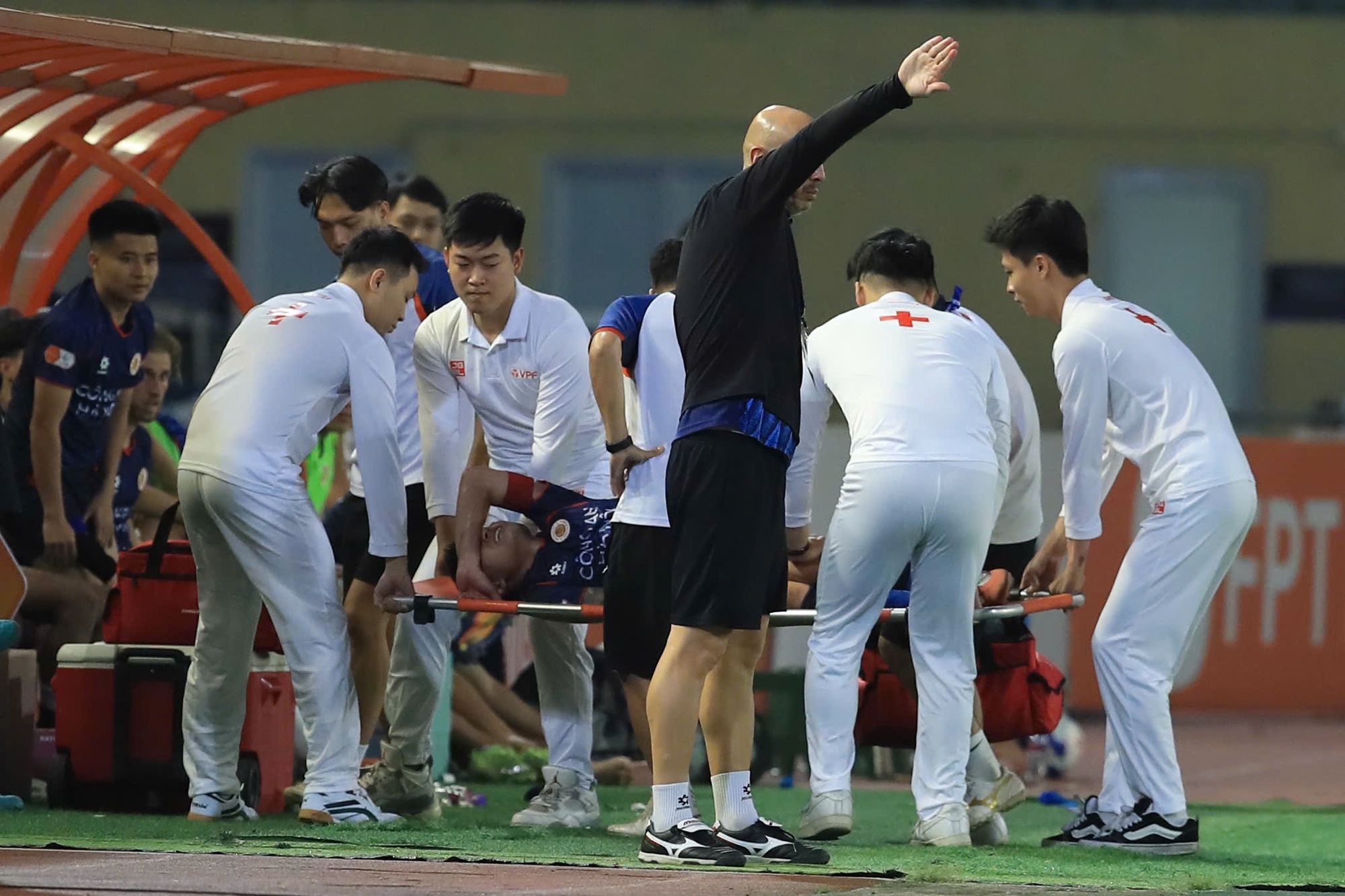 Quang Hải chấn thương đau đớn ôm mặt rời sân- Ảnh 3. Quang Hải chấn thương đau đớn ôm mặt rời sân- Ảnh 3.
