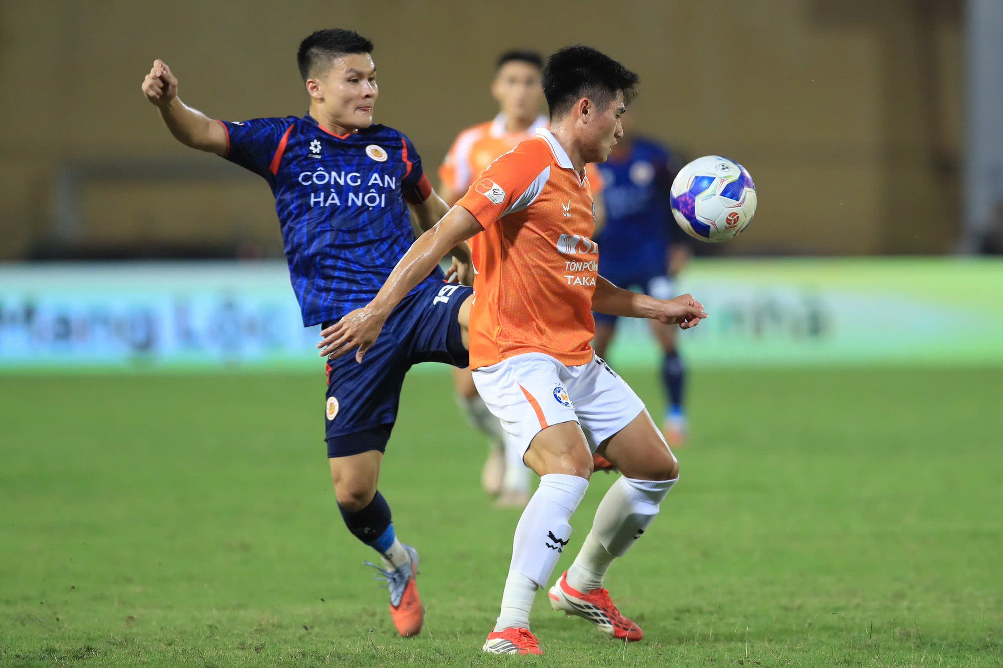 Quang Hải chấn thương đau đớn ôm mặt rời sân- Ảnh 9. Quang Hải chấn thương đau đớn ôm mặt rời sân- Ảnh 9.