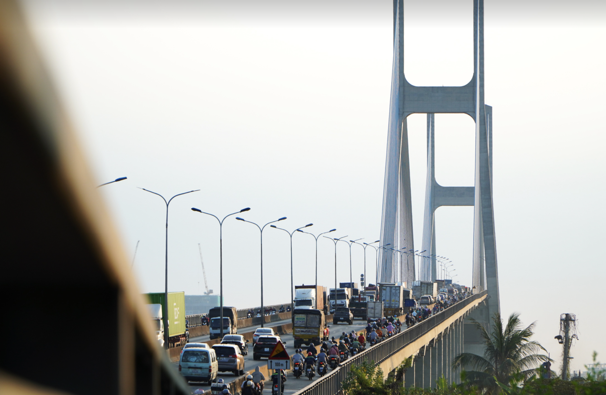 Thi thể b&eacute; trai c&ograve;n nguy&ecirc;n d&acirc;y rốn trong t&uacute;i vải, treo tr&ecirc;n cột đ&egrave;n b&aacute;o hiệu tại ch&acirc;n cầu Ph&uacute; Mỹ- Ảnh 1.