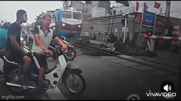 Th&oacute;t tim khoảnh khắc t&agrave;i xế xe m&aacute;y bị t&agrave;u hỏa t&ocirc;ng văng khi cố vượt r&agrave;o chắn: Nguy&ecirc;n nh&acirc;n ph&iacute;a sau g&acirc;y phẫn nộ- Ảnh 1.