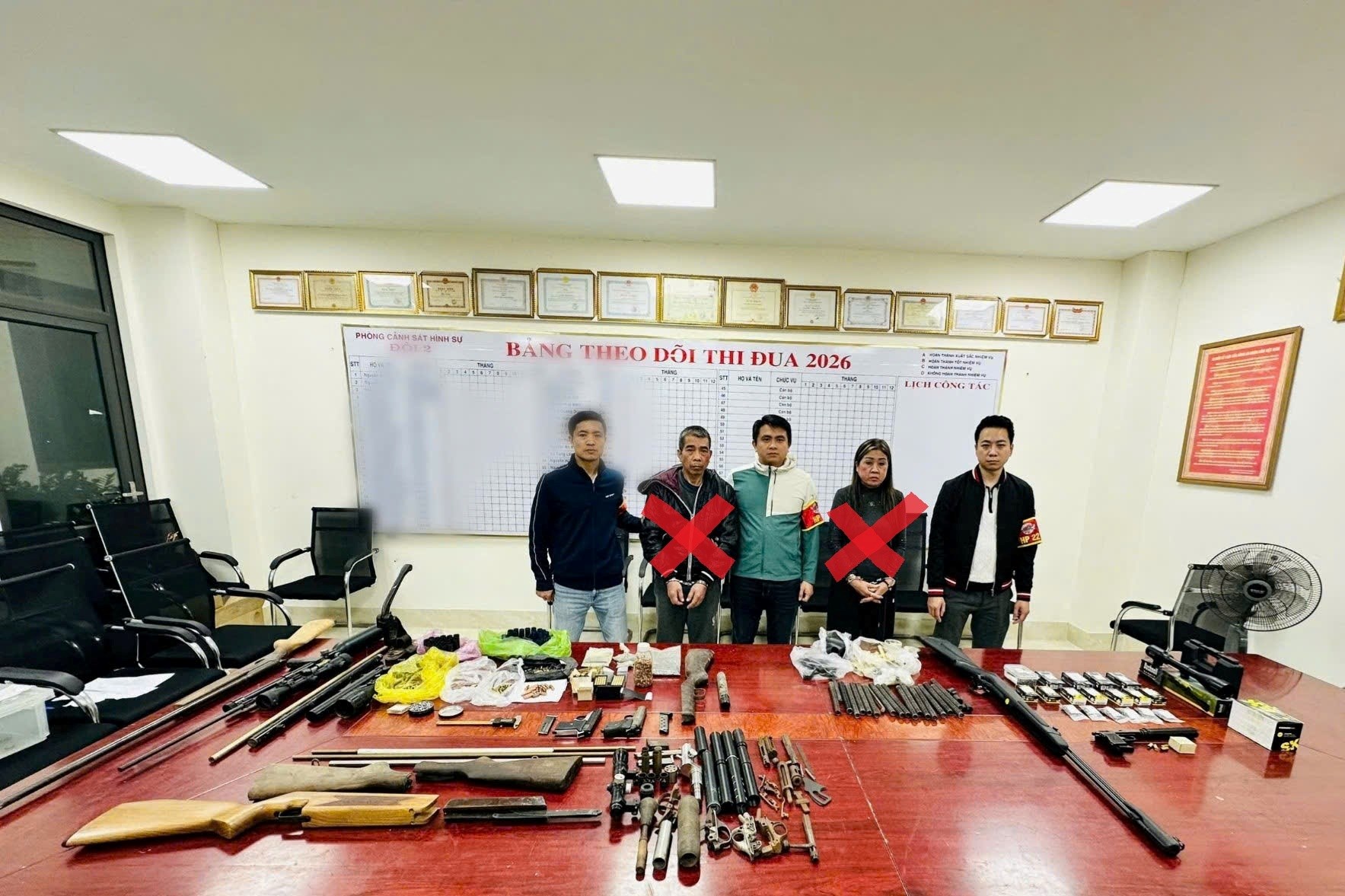 Hơn 10 tổ công tác đặc biệt đồng loạt ra quân khám xét, bắt 'bà trùm' vũ khí Phạm Thị Trúc Quỳnh SN 1969- Ảnh 3. Hơn 10 tổ công tác đặc biệt đồng loạt ra quân khám xét, bắt 'bà trùm' vũ khí Phạm Thị Trúc Quỳnh SN 1969- Ảnh 3.